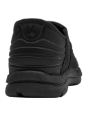 Zapatilla negra de hombre, diseño mocasín en cuero y textil, con detalle acolchado en el talón para mayor confort.