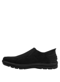 Zapatilla masculina negra casual, cuero y textil, suela gruesa con ranuras para tracción en varias superficies.