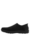 Zapatilla masculina negra casual, cuero y textil, suela gruesa con ranuras para tracción en varias superficies.