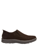 zapatilla de cuero marrón para hombre, diseño casual sin cordones, suela gruesa para estabilidad en diversas superficies.