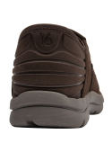 zapatilla marrón tipo mocasín para hombre, ideal para uso diario, con costuras visibles y estructura duradera.