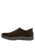 Zapatilla marrón de cuero y textil para hombre, casual, sin cordones, suela robusta y talón acolchado.