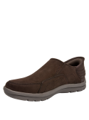 Zapatilla casual de cuero marrón para hombre, tipo mocasín, con costuras y suela gruesa ranurada.