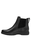 Botín Chelsea de cuero negro para mujer con detalle metálico decorativo, diseño minimalista y versátil para uso diario.