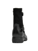 Calzado de cuero negro con combinación de material liso y gamuza, correas ajustables y hebillas metálicas.