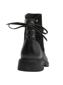 Calzado casual de cuero negro para mujer con suela moderada y tacón bajo ancho, brindando estabilidad y comodidad.