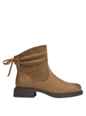 Botín de cuero camel para mujer, puntera redondeada que ofrece espacio y confort, ideal para uso diario.