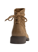 Botín camel de cuero para mujer, suela moderada y tacón bajo, perfecto para estabilidad en caminatas largas.
