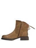 Calzado de cuero camel para mujer, diseño clásico, con cierre trasero y cordón decorativo para ajuste y soporte.