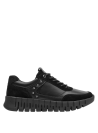 Zapatilla de cuero negro para mujer, equipada con cordones para un ajuste personalizado y suela dentada para buena tracción.