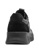 Zapatilla casual negra para mujer, con aplicaciones decorativas en el lateral que aportan un componente estético distintivo.