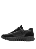 Zapatilla de cuero negro para mujer, con detalles de costura visibles que añaden un toque artesanal y elegante.