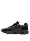 Zapatilla de cuero negro para mujer, con detalles de costura visibles que añaden un toque artesanal y elegante.