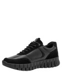 Zapatilla negra de cuero para mujer, con diseño moderno y funcional, ideal para un estilo casual y caminatas urbanas.
