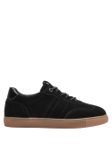 sistema de amarre tradicional con cordones en zapatilla negra de cuero para mujer, asegurando un ajuste cómodo y seguro