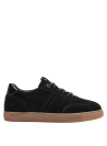 sistema de amarre tradicional con cordones en zapatilla negra de cuero para mujer, asegurando un ajuste cómodo y seguro