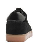 puntera reforzada en zapatilla negra de cuero para mujer, aportando durabilidad y estilo retro a su diseño clásico