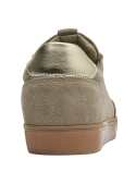 Zapatilla de gamuza taupe para mujer, perfil bajo y acolchado en el tobillo, combinando elegancia y comodidad.