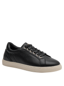 Zapatilla negra de cuero para mujer con refuerzo decorativo en el talón, ofreciendo estabilidad y detalle llamativo.