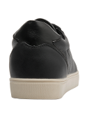 Zapatilla negra de cuero para mujer con punta redondeada, proporcionando comodidad y espacio adecuado para los dedos.