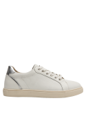 Zapatilla blanca de cuero para mujer, con suela plana de goma que ofrece tracción y durabilidad.