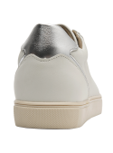 zapatilla blanca de cuero para mujer, con refuerzo decorativo en el talón que añade estabilidad y un detalle llamativo.