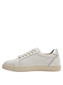 zapatilla blanca de cuero para mujer, con ojales distribuidos uniformemente y cordones planos que aseguran un ajuste cómodo.