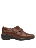 Zapato casual de cuero café para mujer, diseño sobrio con detalle trenzado y suela antideslizante para estabilidad.
