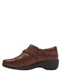 Zapato café para mujer, cuero liso con acabados pulidos y taco moderado para soporte y confort.