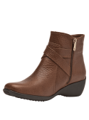 Botín de cuero café para mujer, estilo casual, con cierre lateral de elástico y hebilla decorativa para ajuste cómodo.