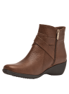 Botín de cuero café para mujer, estilo casual, con cierre lateral de elástico y hebilla decorativa para ajuste cómodo.