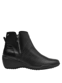 Botín de cuero negro con elegante acabado reptil, cremallera lateral y tacón bajo, perfecto para uso diario casual.