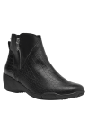 Botín negro de mujer, textura reptil y suela de goma, ofrece tracción y seguridad en un diseño casual y sofisticado.