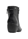 Botín de cuero negro para mujer con tacón cuña, diseño asimétrico frontal que combina estilo y comodidad.