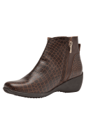 Calzado casual de cuero café para mujer, con cremallera lateral metálica y diseño asimétrico frontal.