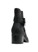Botín femenino de cuero negro, ideal para un look casual o formal, con diseño sofisticado y moderno.