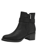 Botín negro de cuero estilo Chelsea para mujer con textura granulada y cinta decorativa con adorno metálico en el empeine.