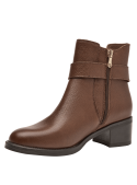 Elegante botín Chelsea de cuero café con taco cuadrado medio, ideal para eventos formales y casuales.