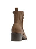 Botín casual de mujer en cuero camel, diseño versátil con detalles de costura y tacón medio, adecuado para ciudad.