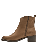 Calzado femenino tipo botín en cuero camel, con elástico lateral y tirador trasero para un ajuste cómodo y fácil.