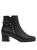 Botín de cuero negro para mujer, diseño chic con detalles metálicos y ajuste seguro, perfecto para diversas ocasiones.