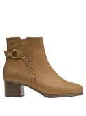 Botín casual de cuero camel, diseño versátil con detalles metálicos y textura granulada, ideal para diversas ocasiones.