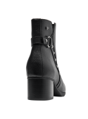 Botín casual de cuero negro para mujer, con tachas decorativas y caño sobre el tobillo, combinando estilo y funcionalidad.