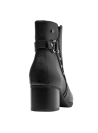 Botín casual de cuero negro para mujer, con tachas decorativas y caño sobre el tobillo, combinando estilo y funcionalidad.
