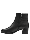 Botín de cuero negro para mujer con talón cuadrado de altura media y hebilla lateral metálica, perfecto para uso diario.