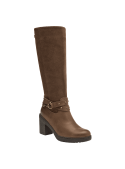 Bota café de cuero con suela antideslizante, combina sofisticación y funcionalidad en diferentes superficies.