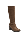 Bota café de cuero con suela antideslizante, combina sofisticación y funcionalidad en diferentes superficies.