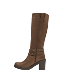 Bota de cuero café con tacón cuadrado medio, perfecta para uso diario, ofreciendo altura y comodidad.
