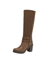 Bota de cuero café para mujer, diseño casual con caña alta y textura combinada, ideal para un look elegante y estiloso.