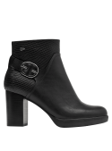 Botín negro de cuero para mujer, perfecto balance entre estilo y practicidad con diseño elegante y moderno.